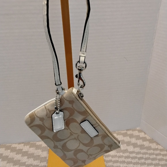 Coach bundle featuring a mix of classic signature and leather pieces - Picture 4 of 10